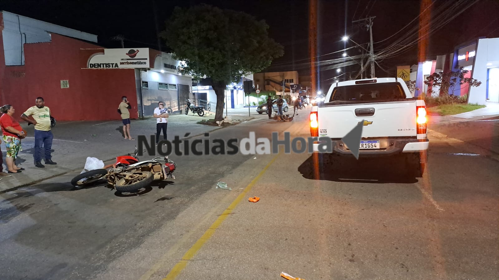 Acidente entre duas motos e uma caminhonete na Avenida Getúlio Vargas, em Rio Branco, deixa idoso com fratura exposta